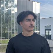 Professeur donne cours de soutien scolaire aux étudiants des collèges
